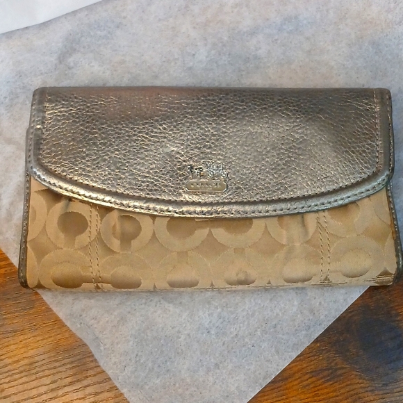 GUC Coach Madison Tan & Gold Flap Wallet - Picture 1 of 10